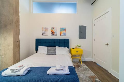 Charming 2BR Apartment with Skyline view, Optional Parking & Gym Access Near McCormick Place, Lakefront and Soldier Field Apartment in South Loop