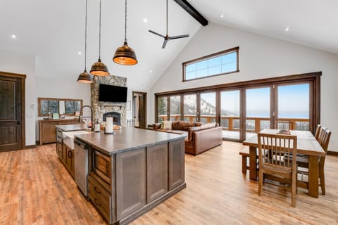 La Tierra Lodge House in Flathead Lake