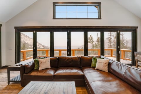 La Tierra Lodge House in Flathead Lake