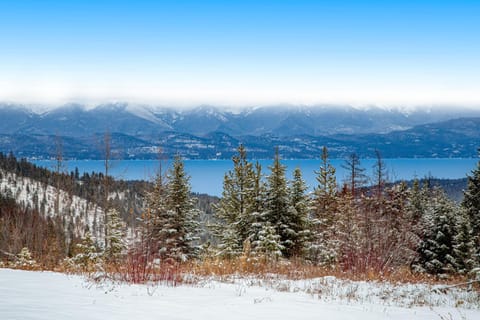 La Tierra Lodge House in Flathead Lake