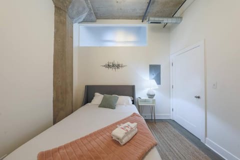 Cozy 2BR Chicago Apartment with Optional Parking and Gym Access Near Field Museum, Lakefront & McCormick Place Apartment in South Loop