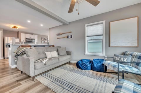 Okoboji BLUEtiful Cottage Villa in Arnolds Park