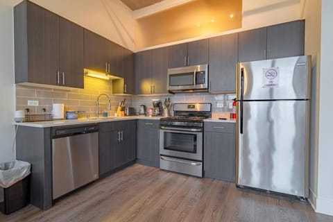 Stylish 2BR Suite with Optional Parking & Gym Access Near Lakefront, Shedd Aquarium and McCormick Center Apartment in South Loop