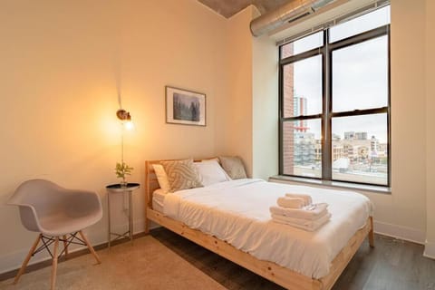 Stylish 2BR Suite with Optional Parking & Gym Access Near Lakefront, Shedd Aquarium and McCormick Center Apartment in South Loop