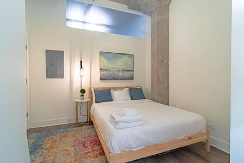 Stylish 2BR Suite with Optional Parking & Gym Access Near Lakefront, Shedd Aquarium and McCormick Center Apartment in South Loop