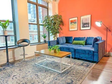 Stylish 2BR Suite with Optional Parking & Gym Access Near Lakefront, Shedd Aquarium and McCormick Center Apartment in South Loop