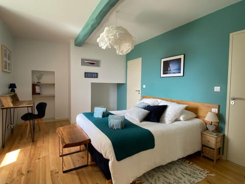 Bed, Photo of the whole room, Seating area, Bedroom