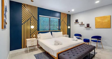 Bed, Living room, Photo of the whole room, Seating area, Bedroom