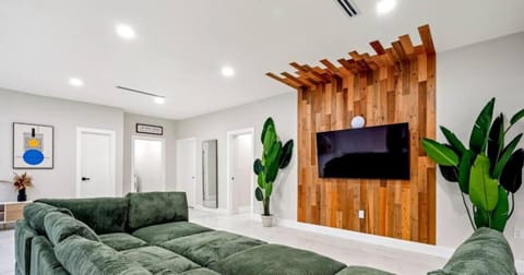 Communal lounge/ TV room, TV and multimedia, Living room, Seating area, Evening entertainment