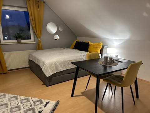 Bed, Living room, Photo of the whole room, Seating area, Dining area, Bedroom