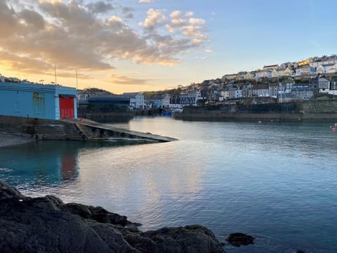 About Time Meva - stylish two-bedroom, dog-friendly home-from-home with parking and garden Apartment in Mevagissey
