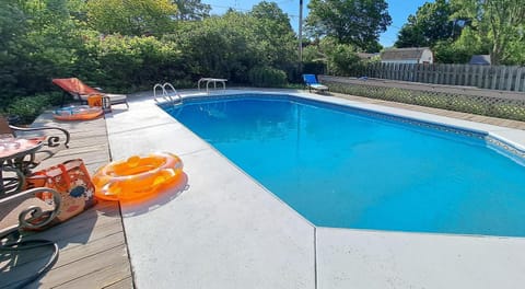 Drift Away Den House in Lincoln Township