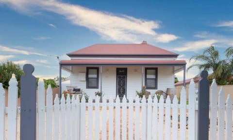 Property building, Facade/entrance, Garden, Balcony/Terrace