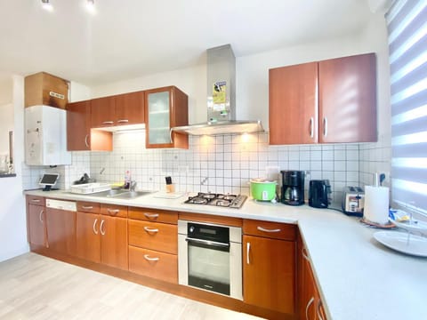 Coffee/tea facilities, Kitchen or kitchenette, dishwasher, oven, stove, toaster, kitchen