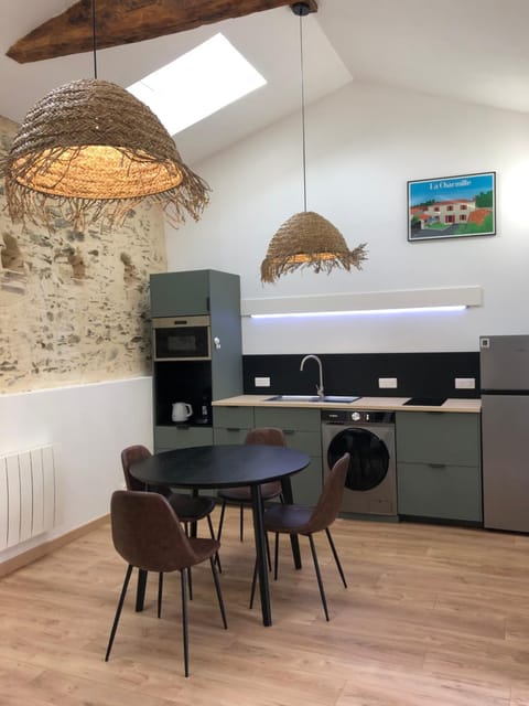 Kitchen or kitchenette, Dining area, minibar