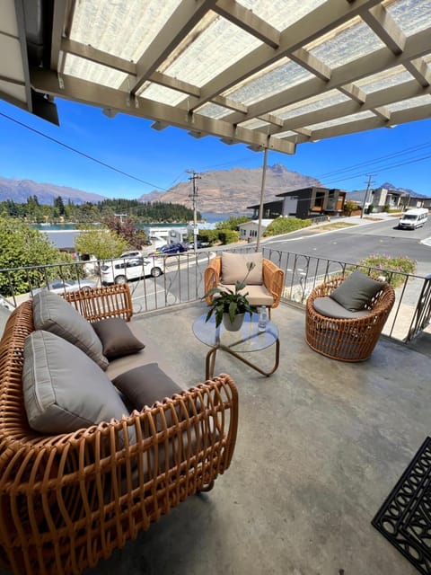 Patio, View (from property/room), Balcony/Terrace, Seating area, Mountain view