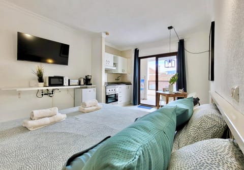 Bed, TV and multimedia, Living room, minibar