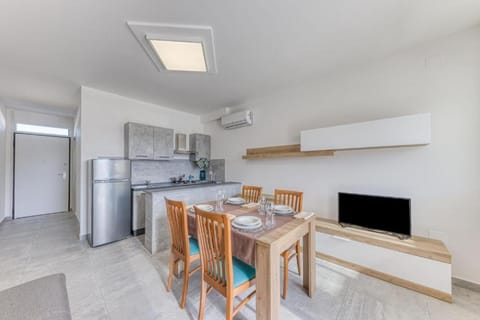 Kitchen or kitchenette, Dining area, stove