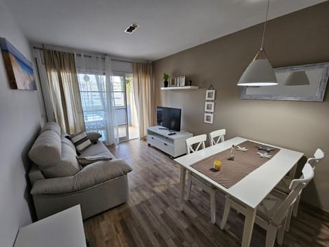 Communal lounge/ TV room, TV and multimedia, Living room, Seating area, Dining area, Evening entertainment