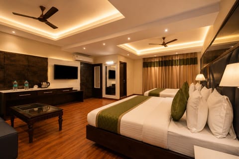 Bed, TV and multimedia, Photo of the whole room, Seating area, Bedroom