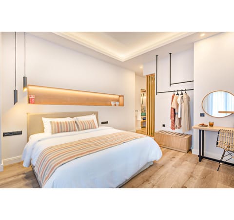 Photo of the whole room, Bedroom