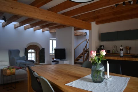 TV and multimedia, Living room, Seating area, Dining area