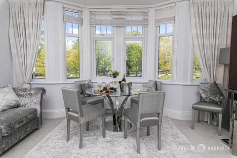 Central Park Suite by Grandeur Property Apartment in Poole