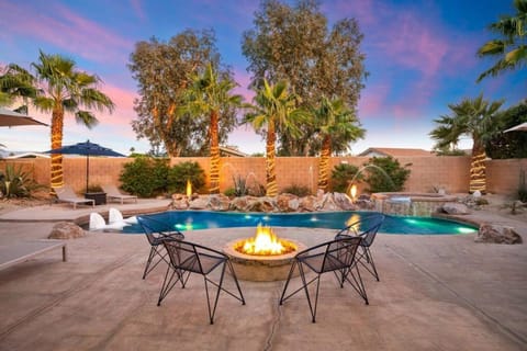 Pool view, Swimming pool, fireplace, sunbed