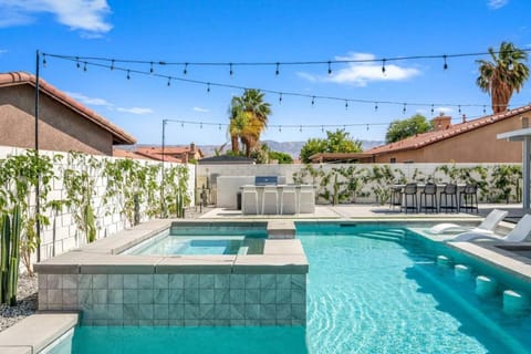 Desert Skyline Luxury Pool Home With Sunken Firepit Area House in La Quinta
