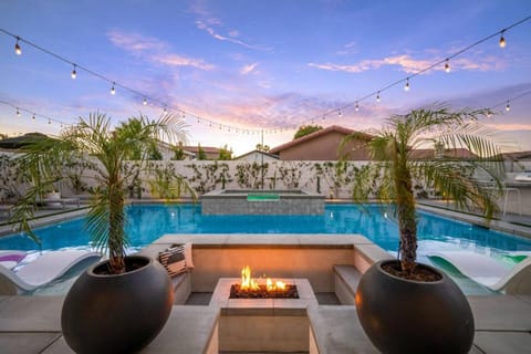 Desert Skyline Luxury Pool Home With Sunken Firepit Area House in La Quinta