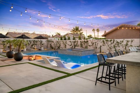 Desert Skyline Luxury Pool Home With Sunken Firepit Area House in La Quinta