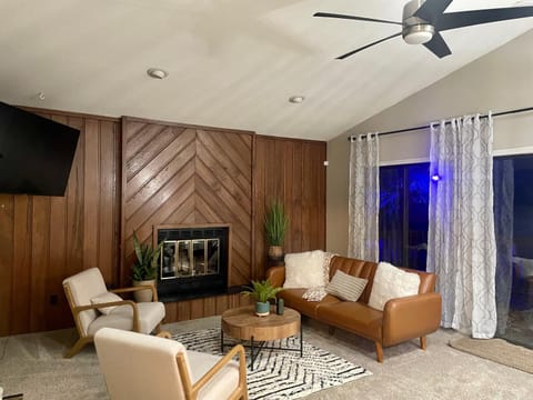 Communal lounge/ TV room, TV and multimedia, Living room, Seating area, Evening entertainment