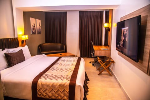 Bed, TV and multimedia, Living room, Photo of the whole room, Seating area, Evening entertainment, Bedroom