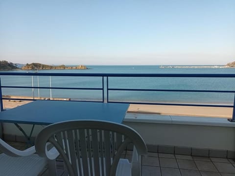 514 - Appartement 1 chambre vue mer en bordure de la plage du centre d'Erquy Apartment in Brittany