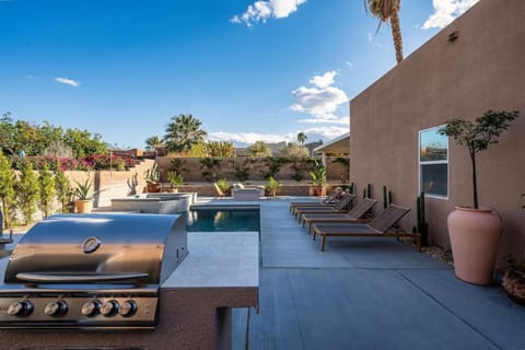 Pueblo Viejo Desert Minimalist Pool Home House in Bermuda Dunes