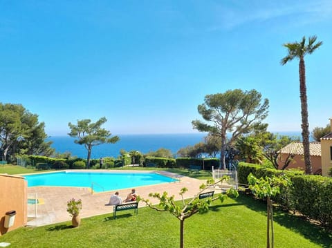Grande terrasse, piscines, tennis, crique, plage... Apartment in French Riviera
