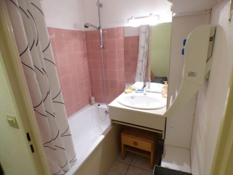 Grande terrasse, piscines, tennis, crique, plage... Apartment in French Riviera