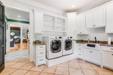 Luxury Mountain Mansion, 7BR, 8 king beds, 10000sf, Views, Pool, Sport Court, Gym, Sauna, Petting Zoo House in Georgia