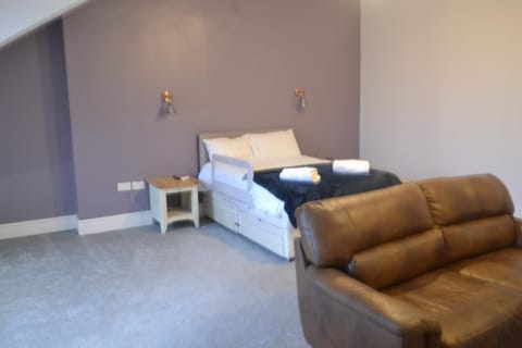 Bed, Photo of the whole room, Seating area