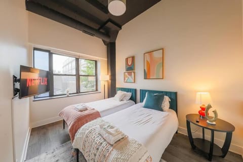 Chic Spacious 3BR South Loop Apartment Near McCormick Place, Roosevelt CTA & Shopping Area in Chicago Apartment in South Loop