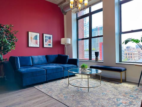 Beautiful 2BR with Smart TV, Gym Access & Parking Close to McCormick Place, Museums & Lake Michigan Apartment in South Loop