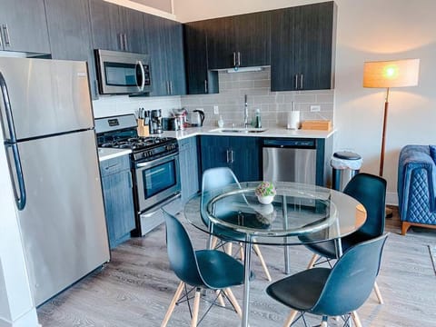 Beautiful 2BR with Smart TV, Gym Access & Parking Close to McCormick Place, Museums & Lake Michigan Apartment in South Loop