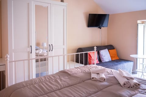 Bed, TV and multimedia, Bedroom