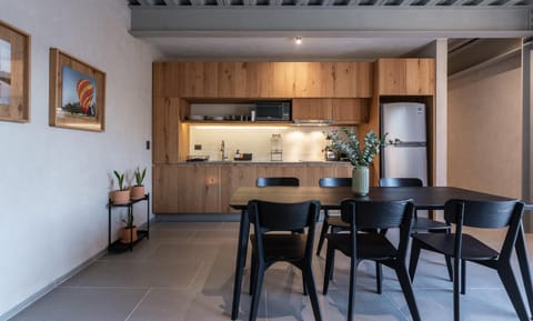 Kitchen or kitchenette, Dining area