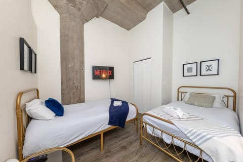 Bed, TV and multimedia, Photo of the whole room, Bedroom, towels