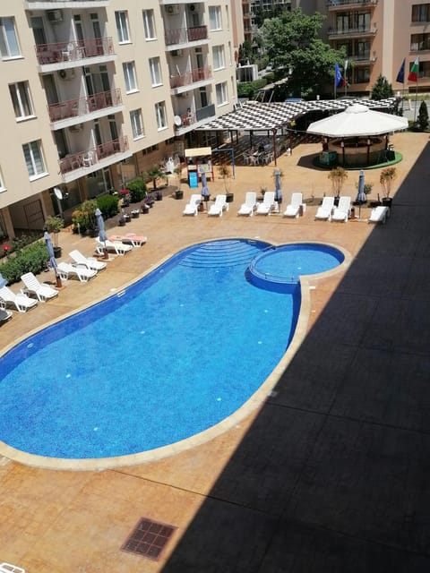 Property building, Patio, Communal lounge/ TV room, Day, Evening entertainment, Pool view, Swimming pool, Parking, sunbed