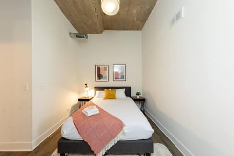 Family-Friendly 3BR Near McCormick Place, Soldier Field & Shedd Aquarium, A Prime South Loop Spot Apartment in South Loop