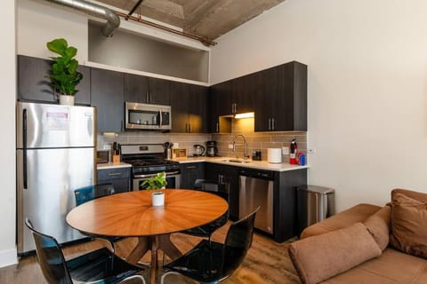 Family-Friendly 3BR Near McCormick Place, Soldier Field & Shedd Aquarium, A Prime South Loop Spot Apartment in South Loop