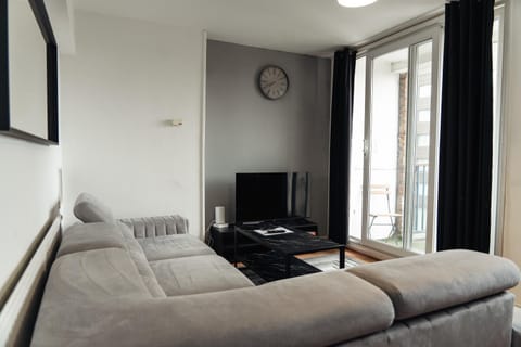 Communal lounge/ TV room, Bed, TV and multimedia, Living room, Photo of the whole room, Seating area, Evening entertainment