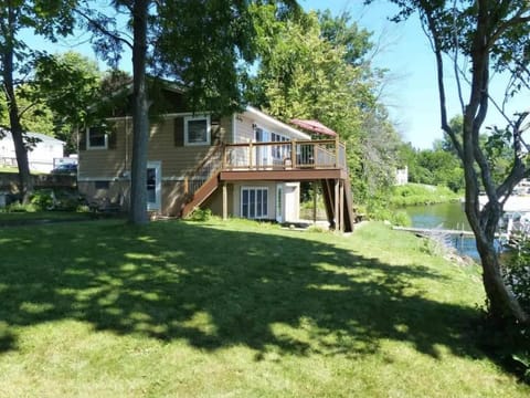Waters Edge Cottage House in Merrimac